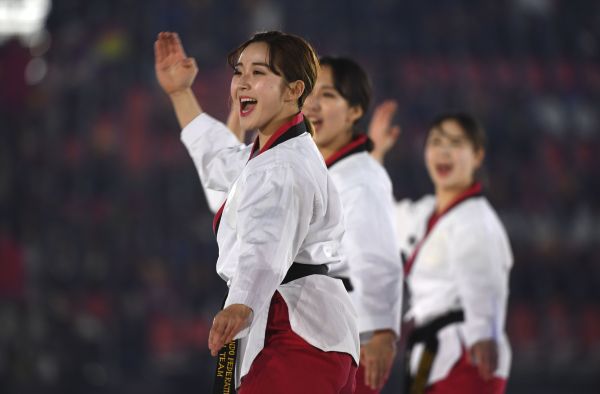 外媒:"肌肉看起来更酷" 韩国女性追捧"健康之美"|韩国女性|外媒_新浪