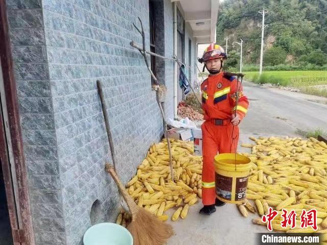 图为湖北咸宁消防员为当地居民送水。 湖北咸宁消防 供图