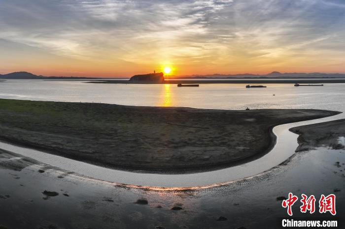 8月13日,航拍位于江西省九江市湖口县境内的鄱阳湖鞋山岛日出