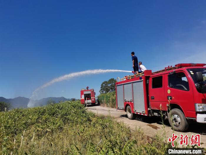 图为湖北黄石消防员为当地一香椿产业园送水。 湖北黄石消防 供图