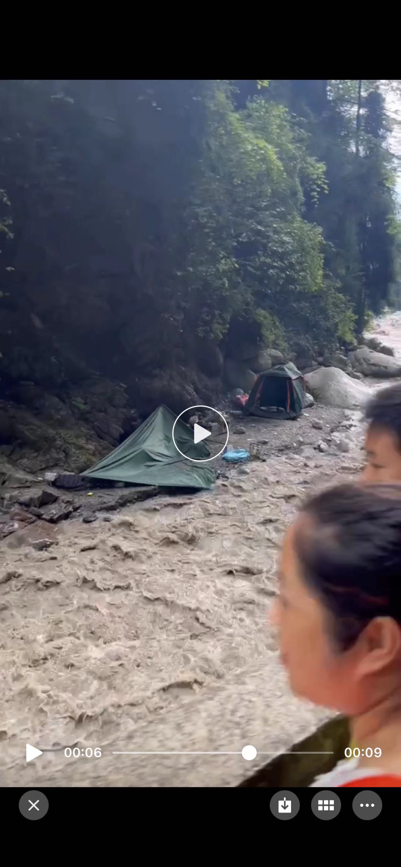 四川彭州山洪已致4死9伤！游客惊魂未定：有“禁止下河”标识，仍有很多人下水玩休闲区蓝鸢梦想 - Www.slyday.coM