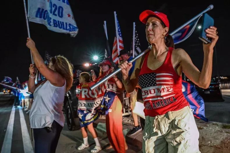 8月8日晚，有数十名特朗普支持者在海湖庄园外举行集会，抗议FBI的突然搜查。图自美媒