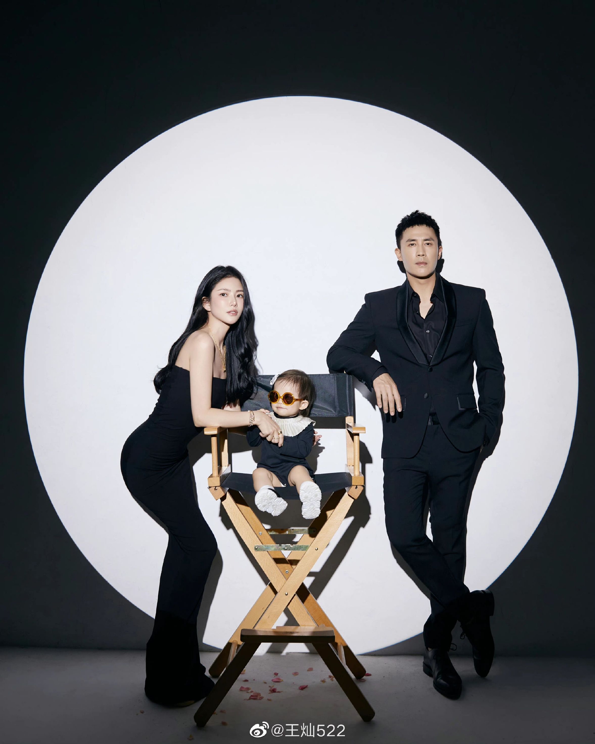 王灿晒带女儿拍全家福,与杜淳甜蜜对视,颜值不输女明星