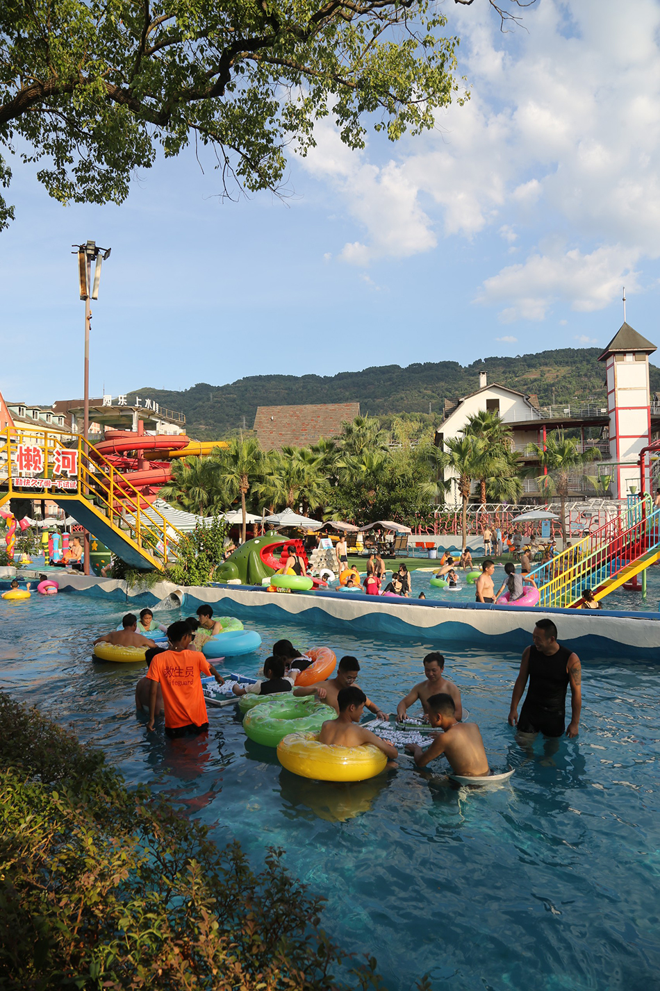 "火炉"重庆持续高温天气,不少市民正在涪陵红酒小镇水上乐园玩水消暑