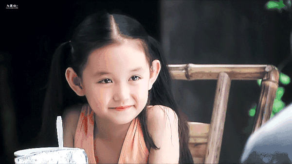 中饰演流浪儿童小鱼儿↓在剧中,她饰演童年小晏阳↓2007年,蒋依依因