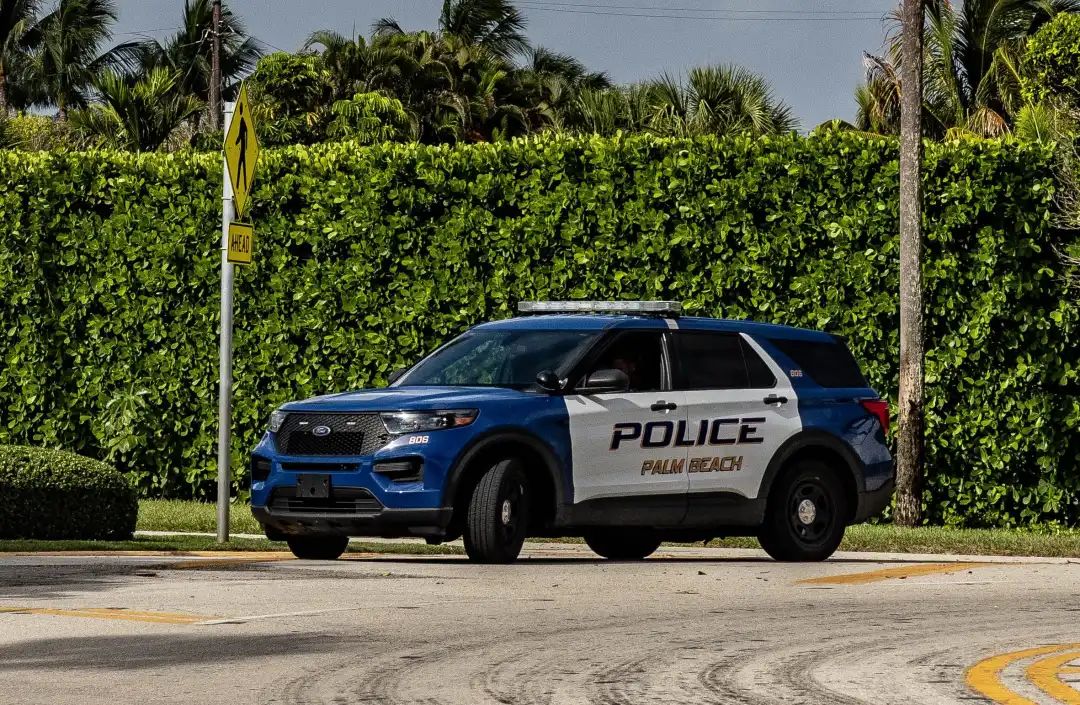▲当地时间2022年8月10日，美国佛罗里达州，一辆警车停在美国前总统特朗普的海湖庄园附近。图/IC photo