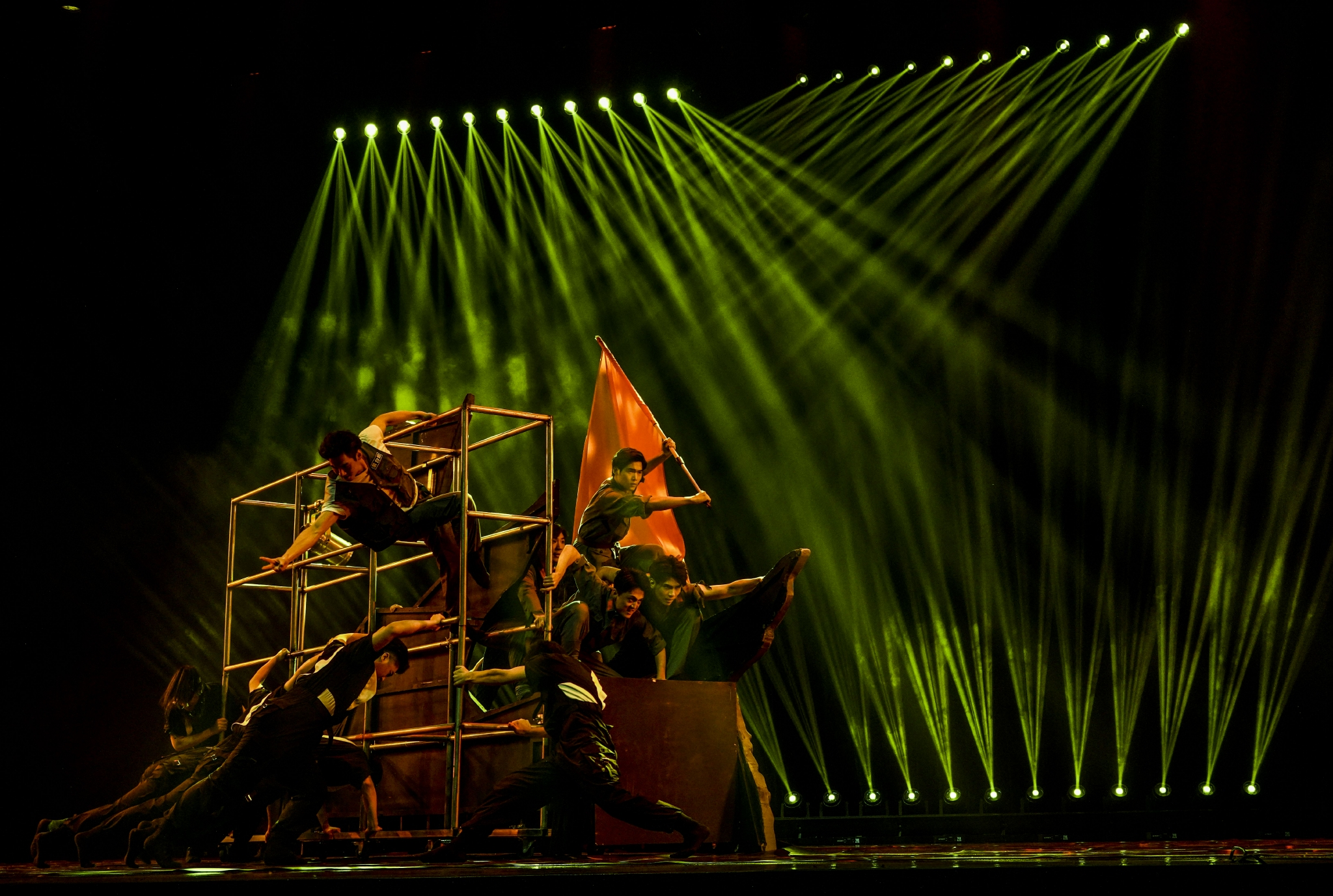 迅速转场布置……这是真实的舞台表演台前幕后,但对于群文工作者,装台