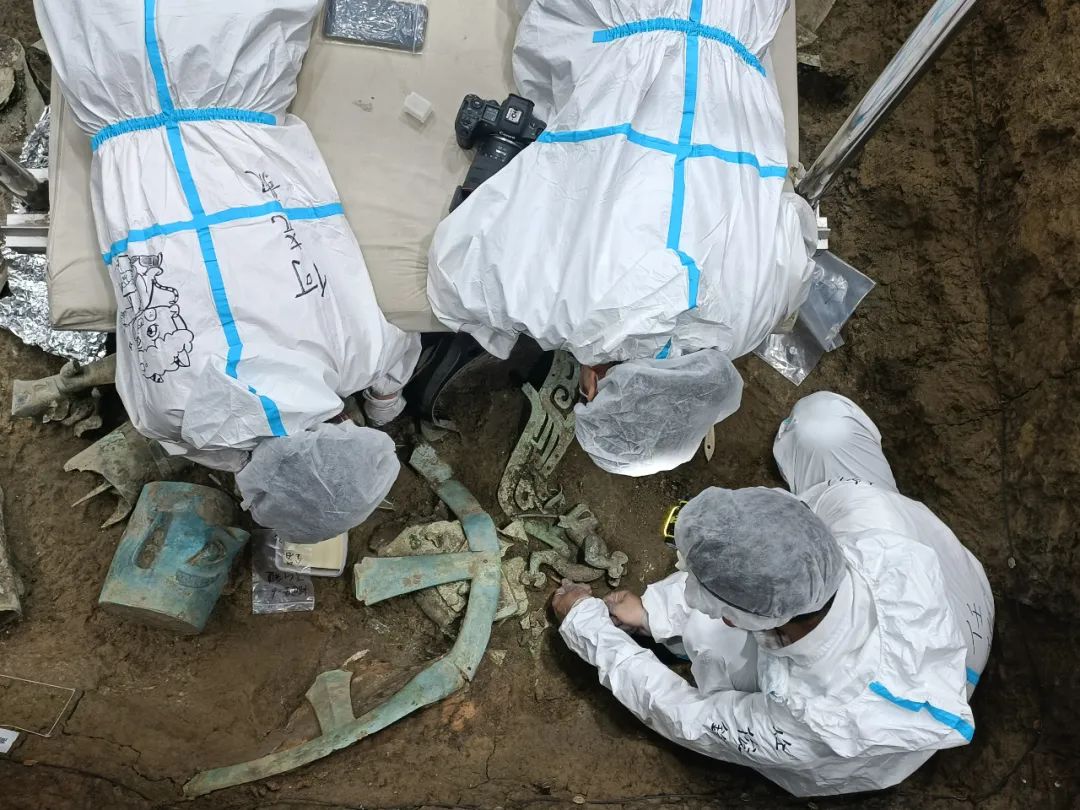 ▲7月7日，三星堆8号坑的工作人员正在进行清理发掘。新京报记者 吴采倩 摄