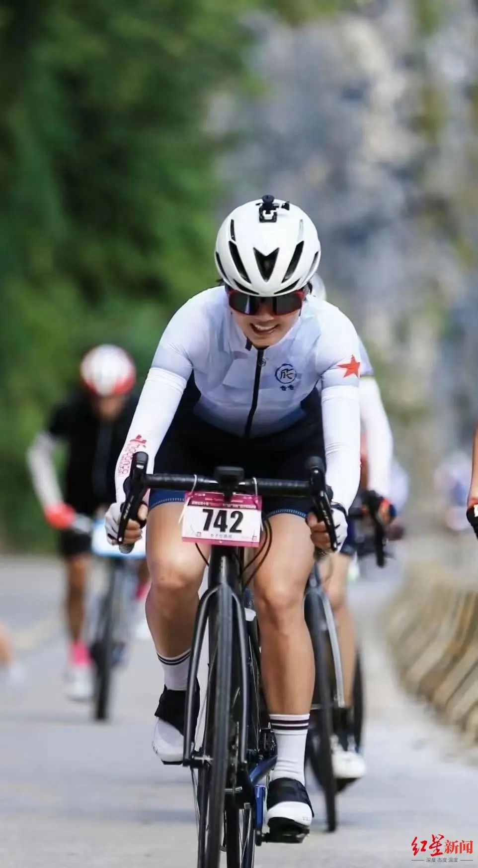 坠亡女骑手遗体还乡，家属获45万元补偿休闲区蓝鸢梦想 - Www.slyday.coM