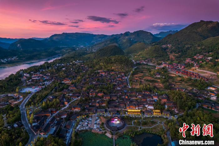 贵州务川周末聚文艺演出活动吸引民众