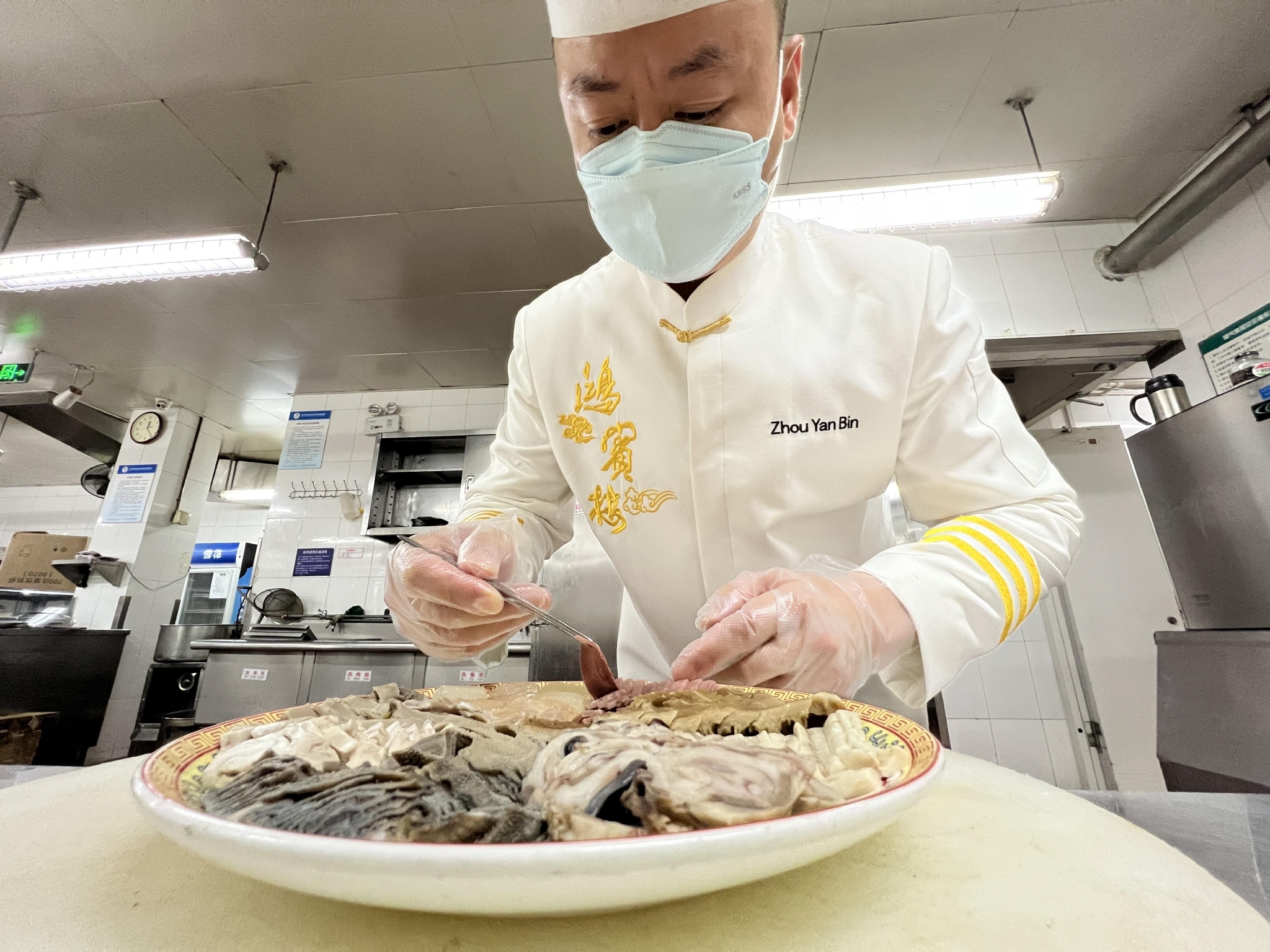 鸿宾楼行政总厨周艳宾正在准备传统名菜"扒海洋".图/受访者供图