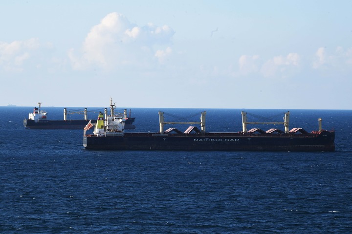 8月6日，从乌克兰出发的第二批运粮船抵达土耳其伊斯坦布尔的博斯普鲁斯海峡黑海入海口附近。新华社记者沙达提摄