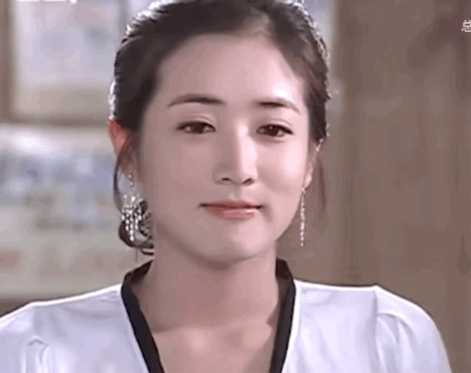 《传闻中的七公主》,为剧中的姐姐,当女中尉的罗雪七各种鸣不平,心想