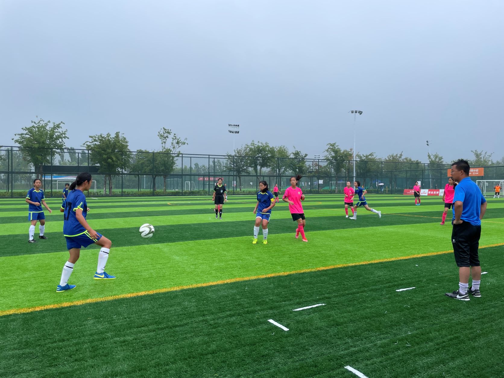 踢球,感受到足球运动的魅力,继而爱上足球,随后才走上绿茵场