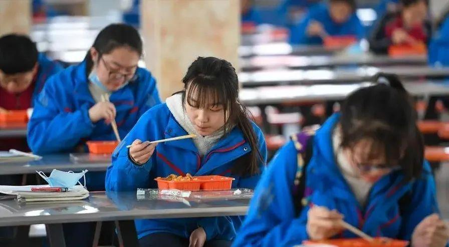 ▲资料图：内蒙古呼和浩特市铁一中高三学生在食堂用餐。图/新华社