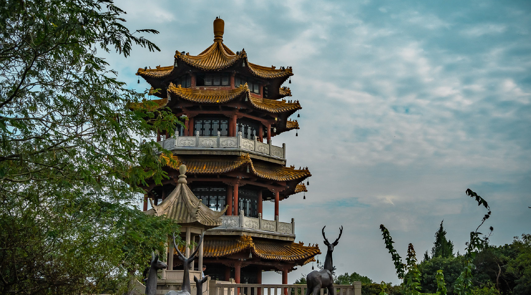 无锡太湖鼋头渚鹿顶山,是鼋头渚的最高峰,盛夏的时候