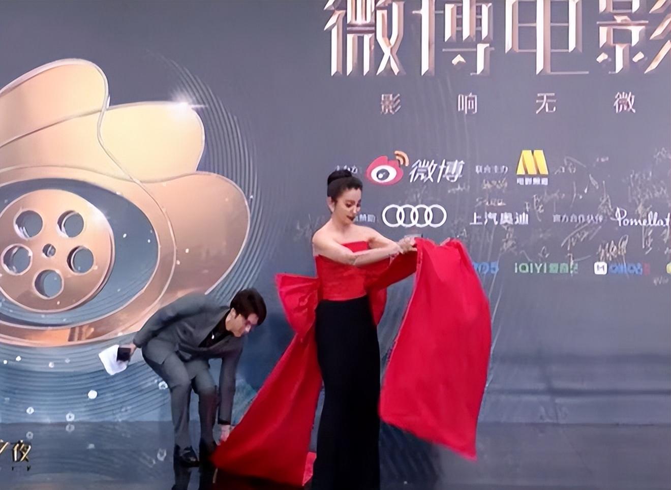 电影之夜红毯生图:刘亦菲高定裙发福,李冰冰状态佳,王一博帅气休闲区蓝鸢梦想 - Www.slyday.coM 电影之夜红毯生图:刘亦菲高定裙发福,李冰冰状态佳,王一博帅气休闲区蓝鸢梦想 - Www.slyday.coM