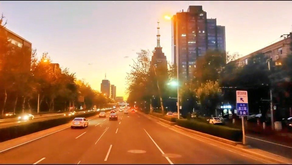 傍晚,金色夕阳照亮了北京的街道,照亮了回家的人……_新浪新闻