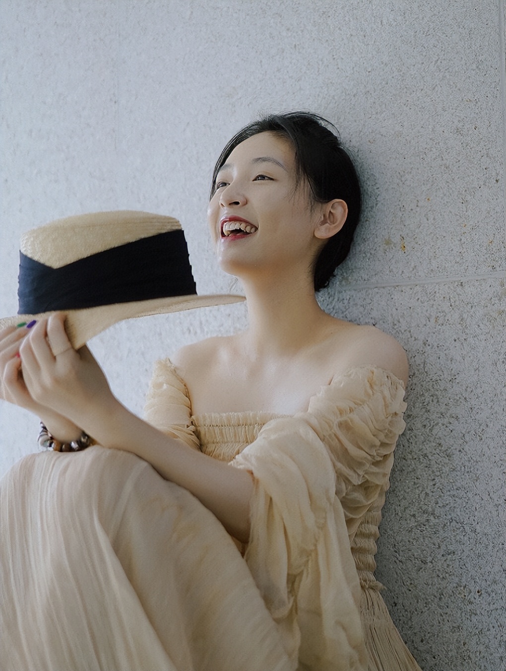 吴倩最新写真照释出,抹胸纱裙配上法式竹编帽,优雅俏皮__财经头条