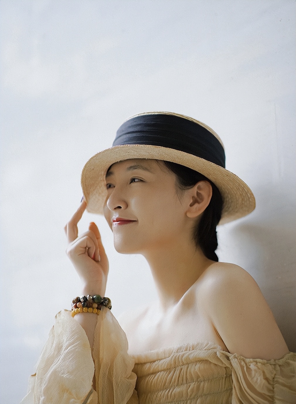 吴倩最新写真照释出,抹胸纱裙配上法式竹编帽,优雅俏皮__财经头条