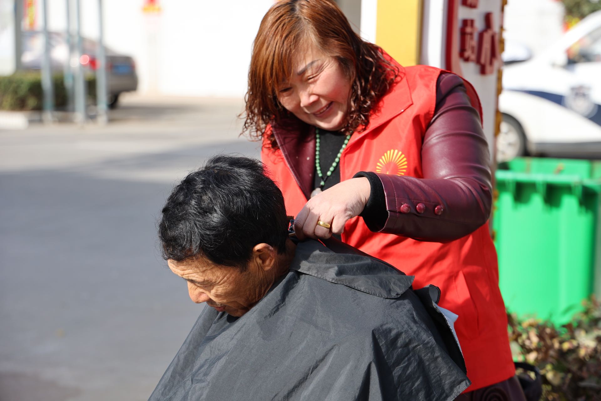 【暖新闻】乡村理发师公益服务十七载 让老人幸福从“头”开始_中国江苏网