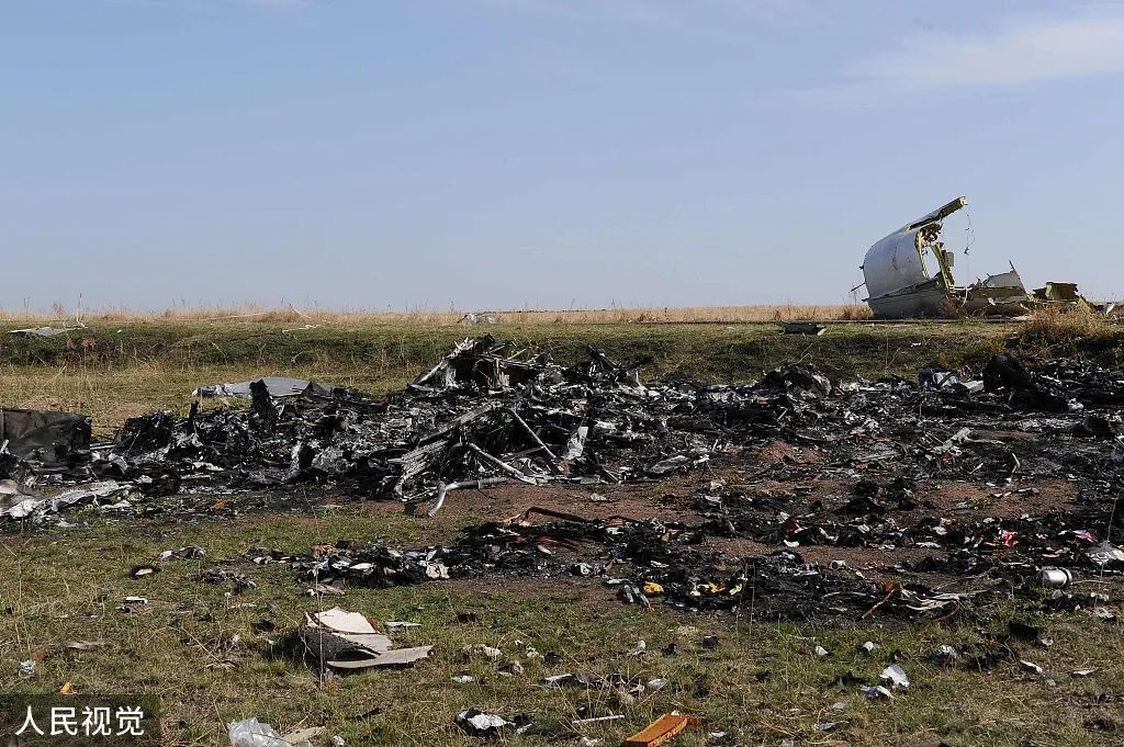 当地时间2014年10月15日,马航mh17坠机后,现场散落着飞机残骸.