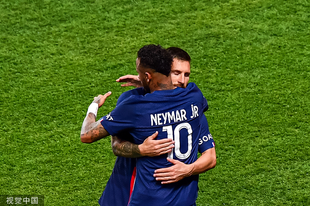 梅西和内马尔拥抱.