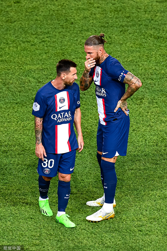 梅西和拉莫斯在场上交流.