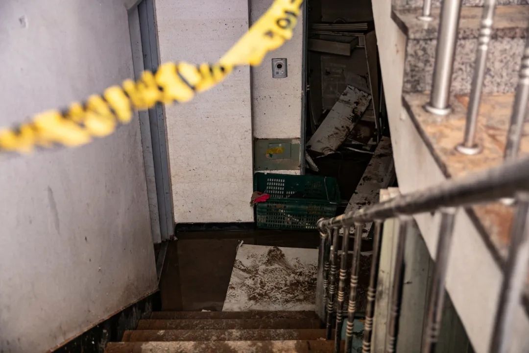 首尔暴雨一家三口住地下室遇难！30万住地下室的韩国人，是一幕幕现实版的"寄生虫"...休闲区蓝鸢梦想 - Www.slyday.coM