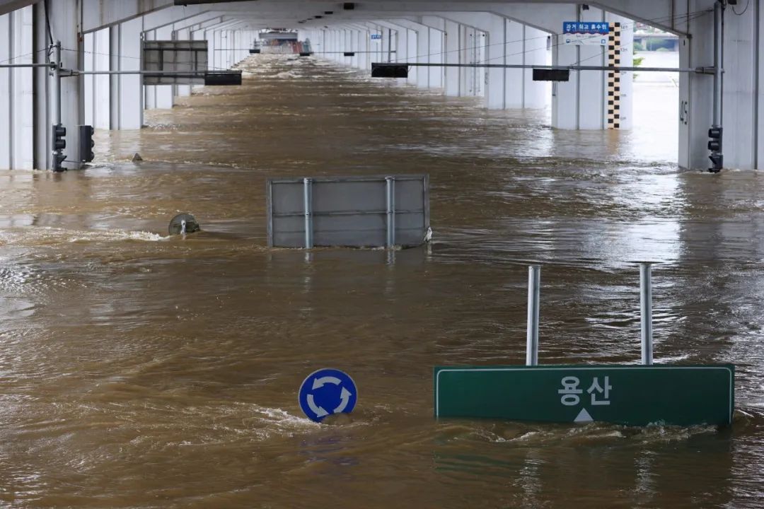 首尔暴雨一家三口住地下室遇难！30万住地下室的韩国人，是一幕幕现实版的"寄生虫"...休闲区蓝鸢梦想 - Www.slyday.coM