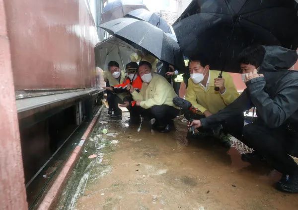 首尔暴雨一家三口住地下室遇难！30万住地下室的韩国人，是一幕幕现实版的"寄生虫"...休闲区蓝鸢梦想 - Www.slyday.coM