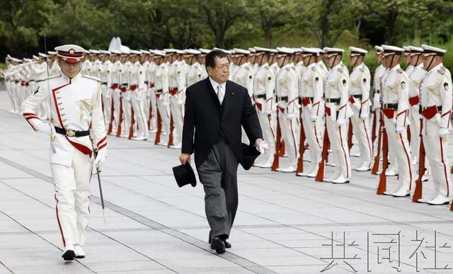 8月12日，滨田靖一在防卫省仪仗队前走过。图源：共同社