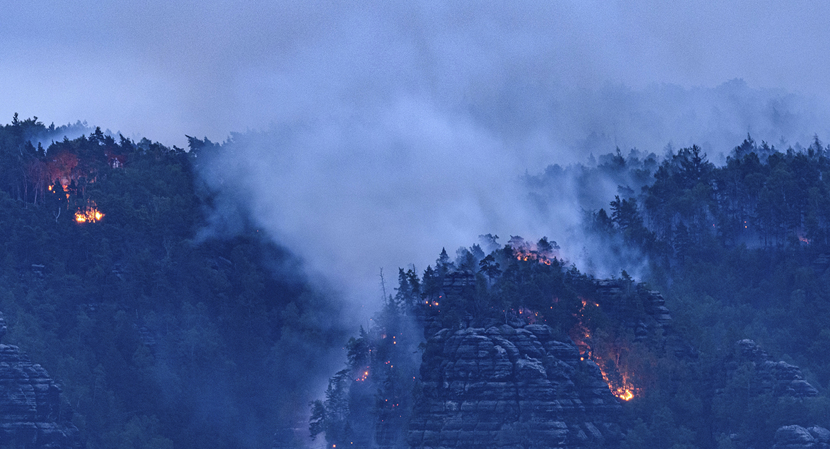 意大利与斯洛文尼亚两国边境交界处森林火灾持续,火灾导致空气中烟雾