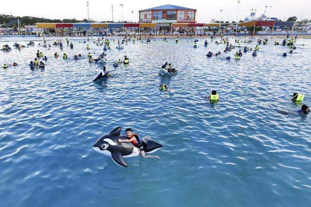 2022年8月14日,遊客在江蘇省連雲港海州灣水上樂園戲水納涼.