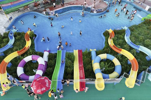 江苏连云港市民戏水享清凉 躲避"秋老虎"|江苏省_新浪财经_新浪网