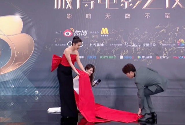 电影之夜红毯生图：刘亦菲高定裙显胖，李冰冰状态佳，王一博帅气休闲区蓝鸢梦想 - Www.slyday.coM