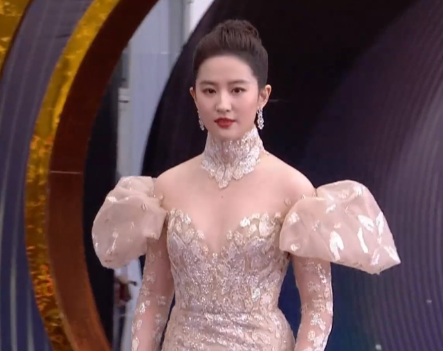 电影之夜红毯生图：刘亦菲高定裙显胖，李冰冰状态佳，王一博帅气休闲区蓝鸢梦想 - Www.slyday.coM