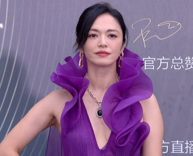 电影之夜红毯生图：刘亦菲高定裙显胖，李冰冰状态佳，王一博帅气休闲区蓝鸢梦想 - Www.slyday.coM