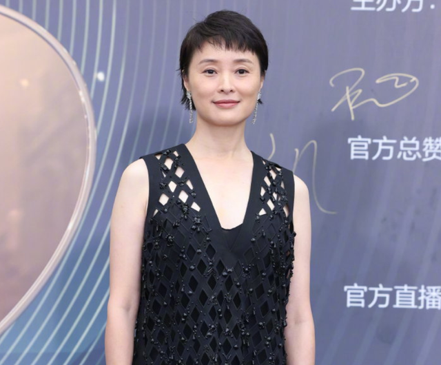 电影之夜红毯生图：刘亦菲高定裙显胖，李冰冰状态佳，王一博帅气休闲区蓝鸢梦想 - Www.slyday.coM