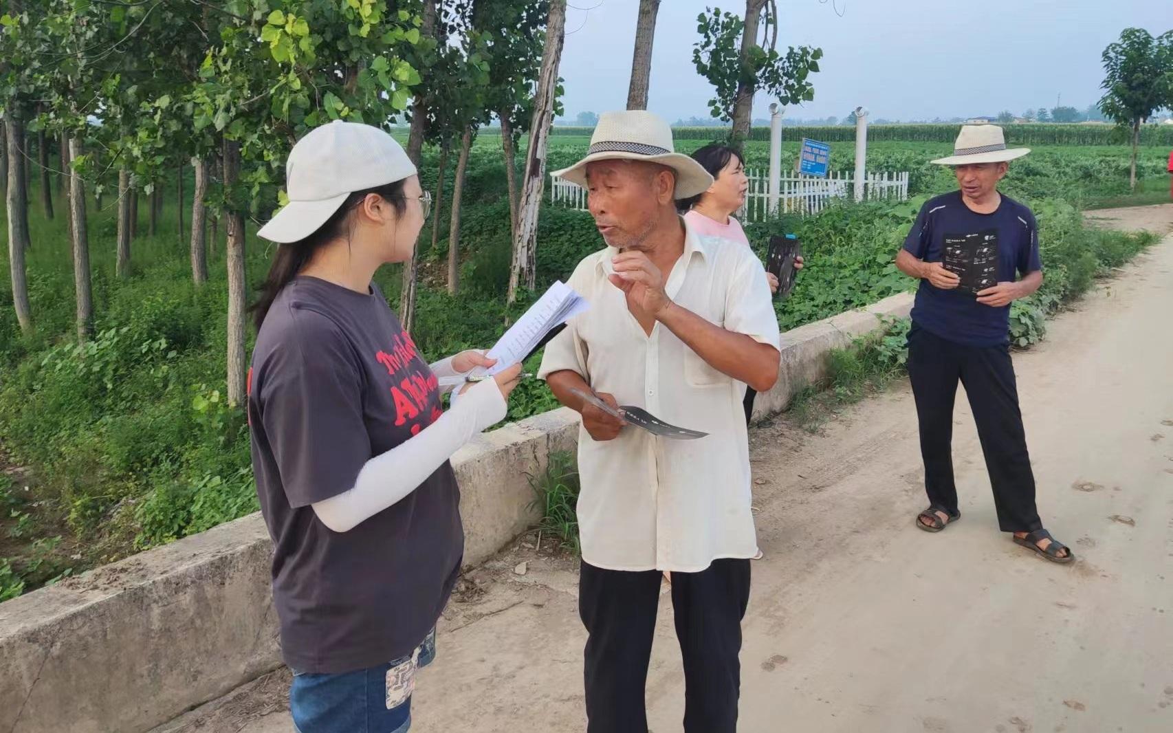 北航大学生在乡间采访调研. 受访者供图
