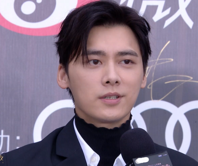 电影之夜红毯生图：刘亦菲高定裙显胖，李冰冰状态佳，王一博帅气休闲区蓝鸢梦想 - Www.slyday.coM