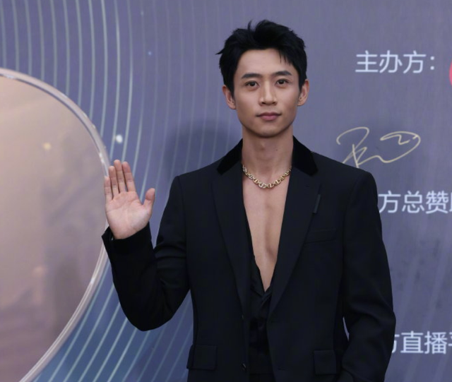 电影之夜红毯生图：刘亦菲高定裙显胖，李冰冰状态佳，王一博帅气休闲区蓝鸢梦想 - Www.slyday.coM