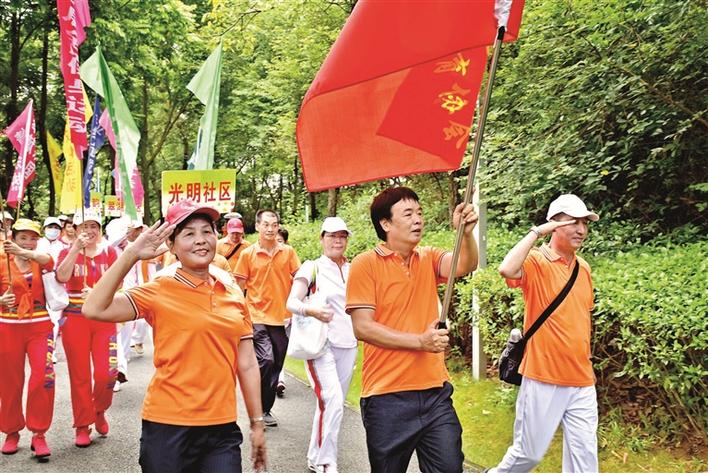 老年人乐享健步走运动会