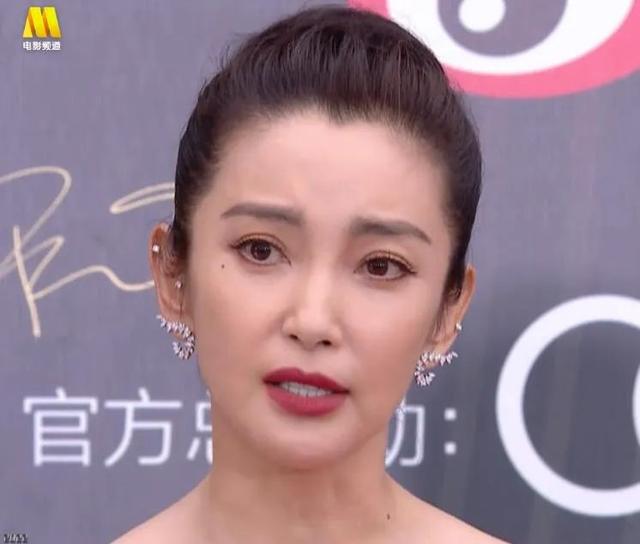 电影之夜红毯生图：刘亦菲高定裙显胖，李冰冰状态佳，王一博帅气休闲区蓝鸢梦想 - Www.slyday.coM