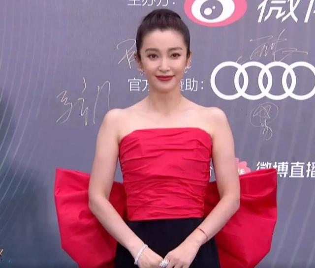 电影之夜红毯生图：刘亦菲高定裙显胖，李冰冰状态佳，王一博帅气休闲区蓝鸢梦想 - Www.slyday.coM