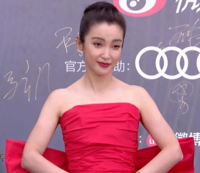 电影之夜红毯生图：刘亦菲高定裙显胖，李冰冰状态佳，王一博帅气休闲区蓝鸢梦想 - Www.slyday.coM