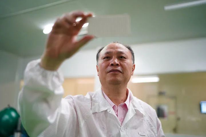 江风益在位于南昌高新区的实验室内工作（2022年8月5日摄）。新华社记者 周密 摄