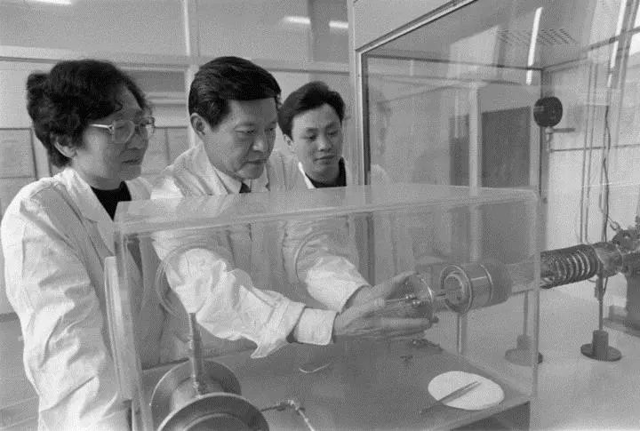 　　20世纪90年代，由南昌大学潘传康（中）、江风益（右）及郑戴仇三位教授合作完成的应变超晶格结构研究取得重大成果。他们首创的离子束沟道分层扫描技术将测量精度提高了一个数量级，属当时国际领先水平（资料照片）。新华社记者 宋振平 摄