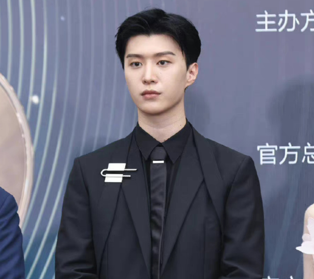 电影之夜红毯生图：刘亦菲高定裙显胖，李冰冰状态佳，王一博帅气休闲区蓝鸢梦想 - Www.slyday.coM