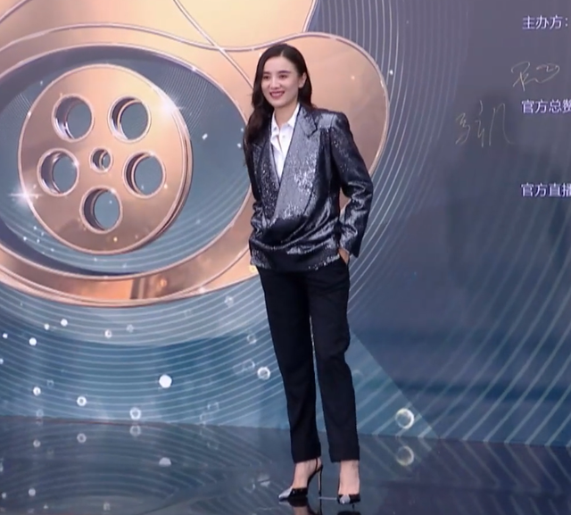 电影之夜红毯生图：刘亦菲高定裙显胖，李冰冰状态佳，王一博帅气休闲区蓝鸢梦想 - Www.slyday.coM